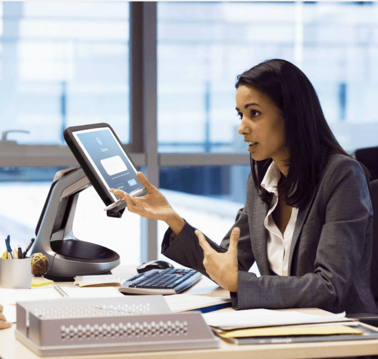 Funcionário do setor bancário falando ao lado de um suporte seguro para tablet