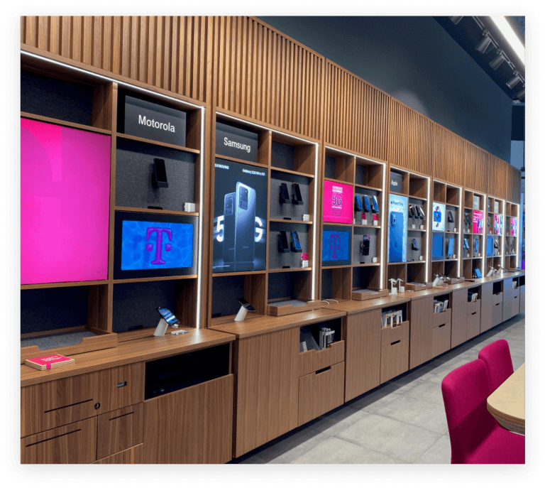 Interior da loja da T-Mobile com produtos nas prateleiras