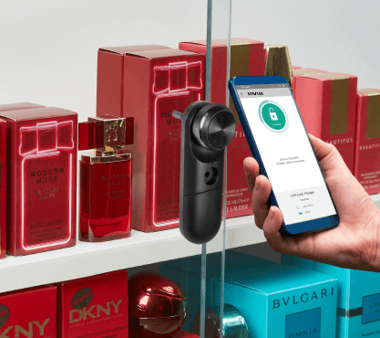 Smart Lock sendo desbloqueado por um telefone em uma caixa de perfume com portas de vidro