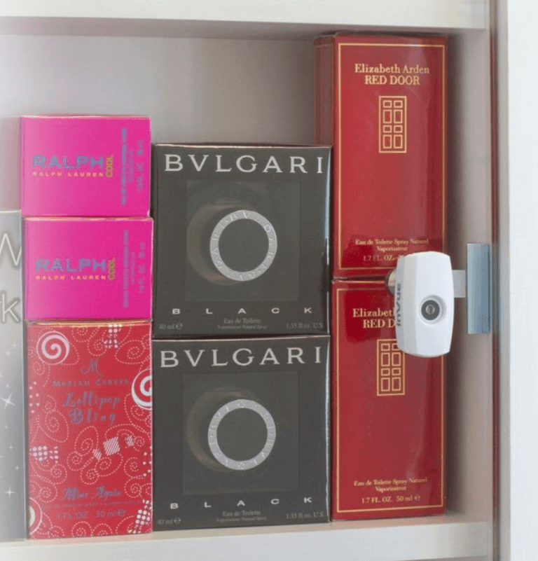 Trava Cam Lock na porta de vidro basculante que protege as caixas de perfume