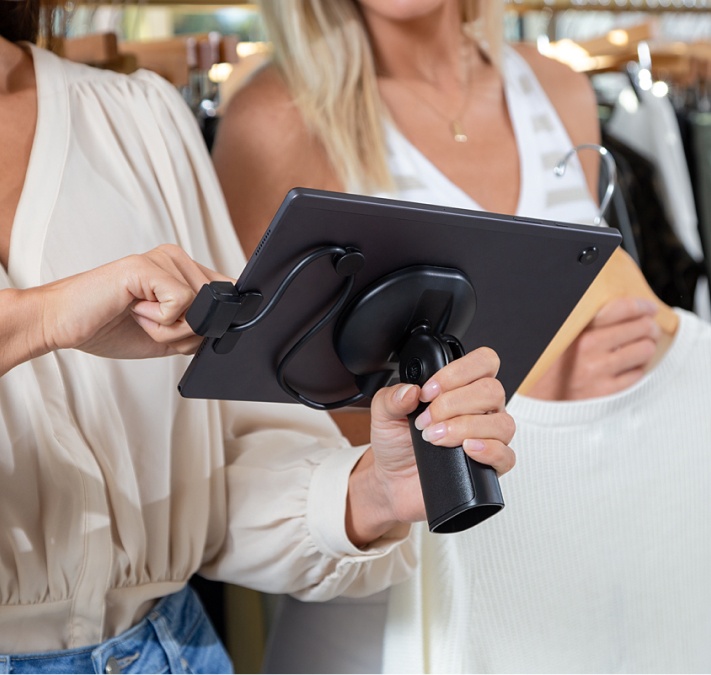 Duas mulheres usando uma solução mPOS em um ambiente de varejo.