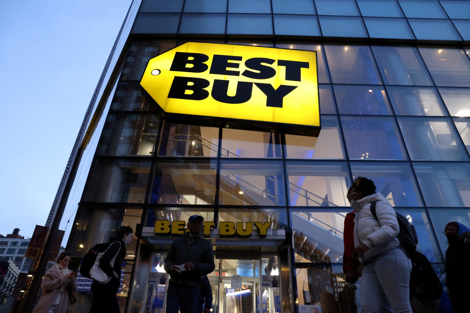 Logotipo da Best Buy no prédio