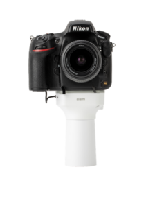 Câmera em tela branca segura