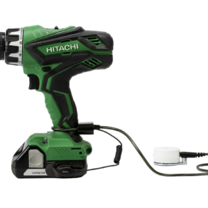 Zips prendendo uma furadeira Hitachi verde