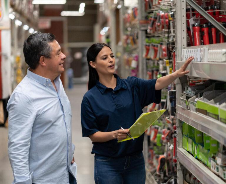 Além da caixa de ferramentas: adaptando as lojas de materiais de construção a novos clientes, estoques diversificados e prevenção de furtos mais inteligente