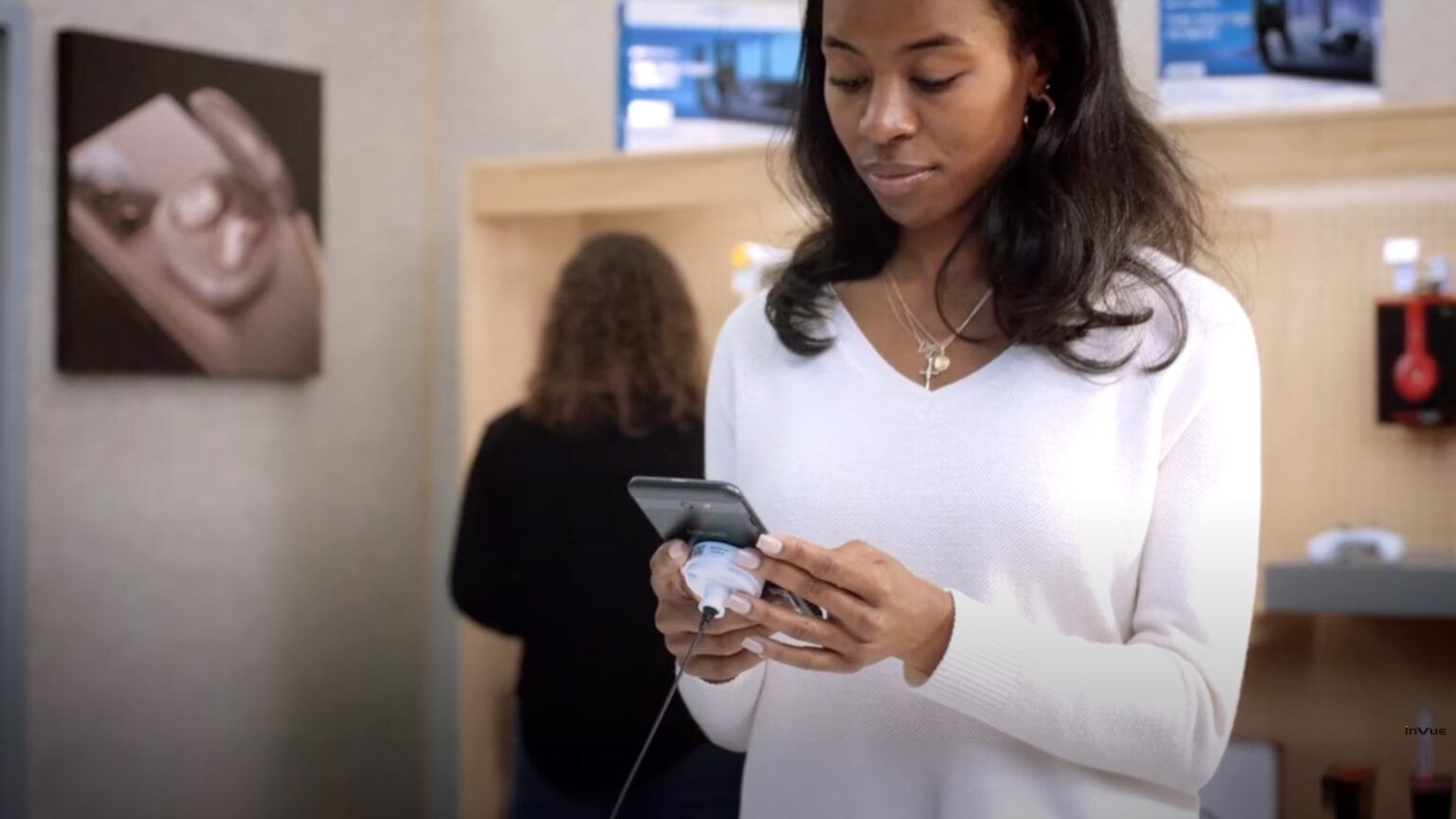 Mulher segurando o telefone com o OnePOD