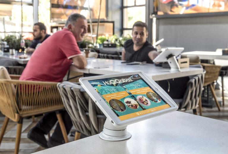 Suporte para tablet CT100 em um restaurante