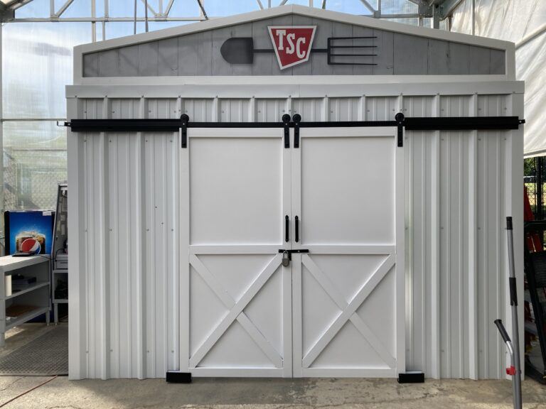 Padlock proteger a grande sala de armazenamento na Tractor Supply