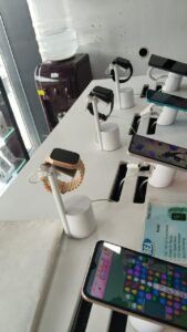 Smartwatches e tablets exibidos em telas seguras InVue