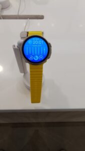 Smartwatch sendo exibido em uma tela segura