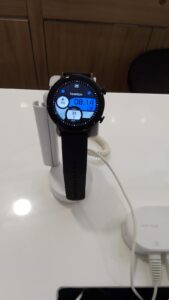 Smartwatch sendo exibido em uma tela segura