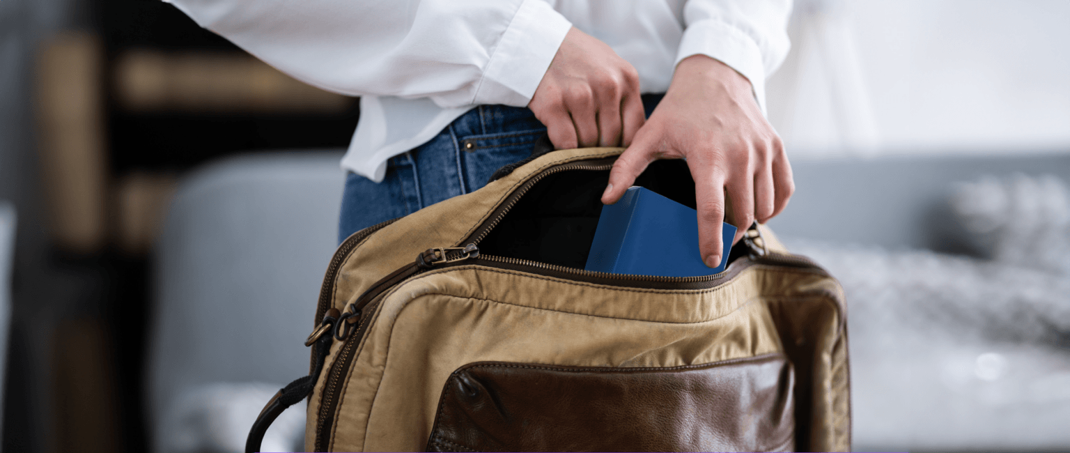 Homem rouba mercadorias colocando-as em sua bolsa