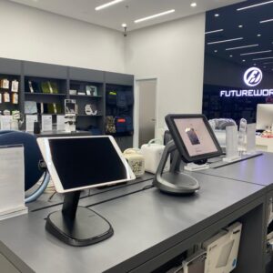 O Tablet POS fica sobre a mesa