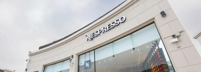 InVue's NE150: Uma combinação perfeita de segurança e estilo para a loja da Nespresso no Jockey Plaza