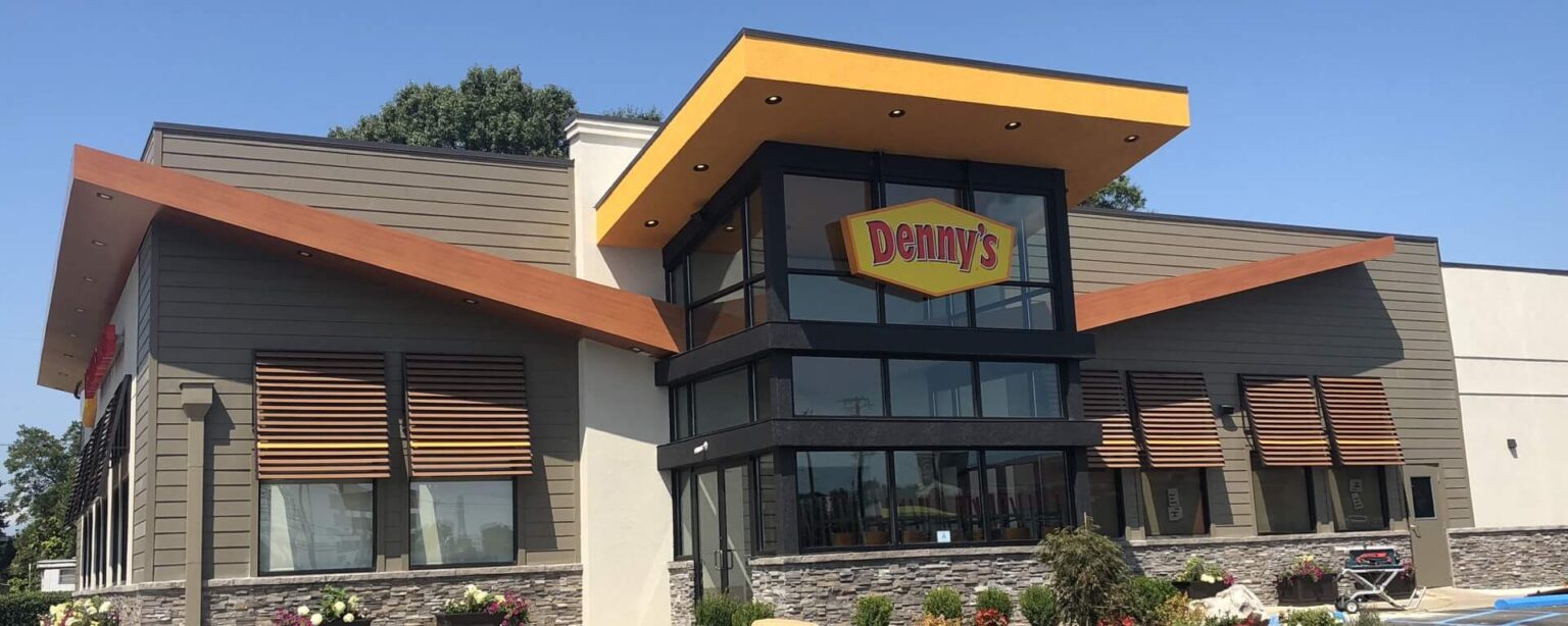 Edifício externo do Denny's