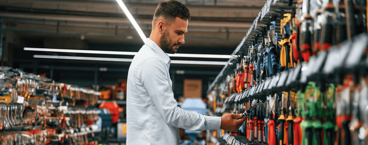 Homem comprando suprimentos para furacões antes do furacão