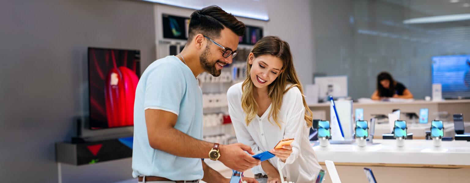 Homem e mulher comprando smartphones