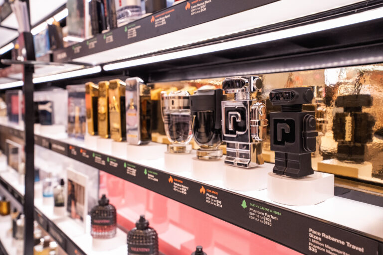 Prateleira com amostras de produtos de beleza protegidas por expositores de segurança