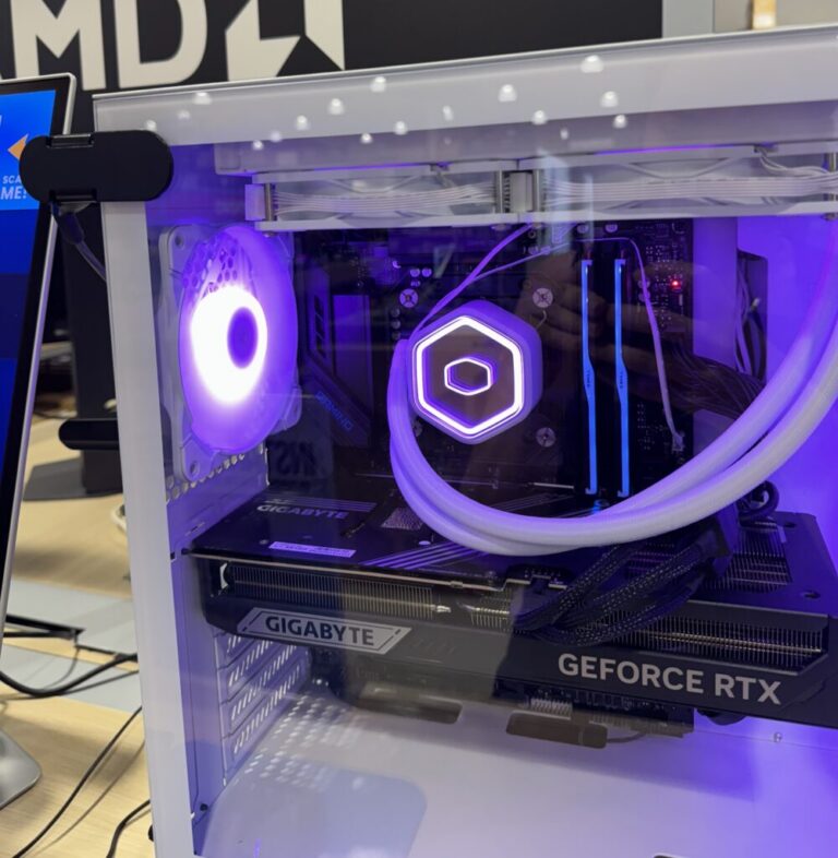 Trava para desktop que protege uma torre de computador para jogos com memória RAM e placa de vídeo instaladas