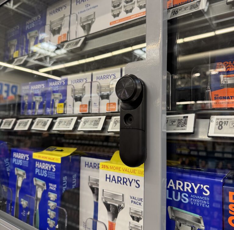 Fechadura inteligente em hipermercado, vitrine de vidro de loja de grande porte
