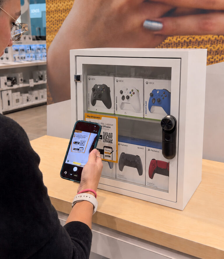 O “Acesso Autônomo do Cliente” permite que o cliente escaneie um código e tenha acesso a um armário trancado com produtos.