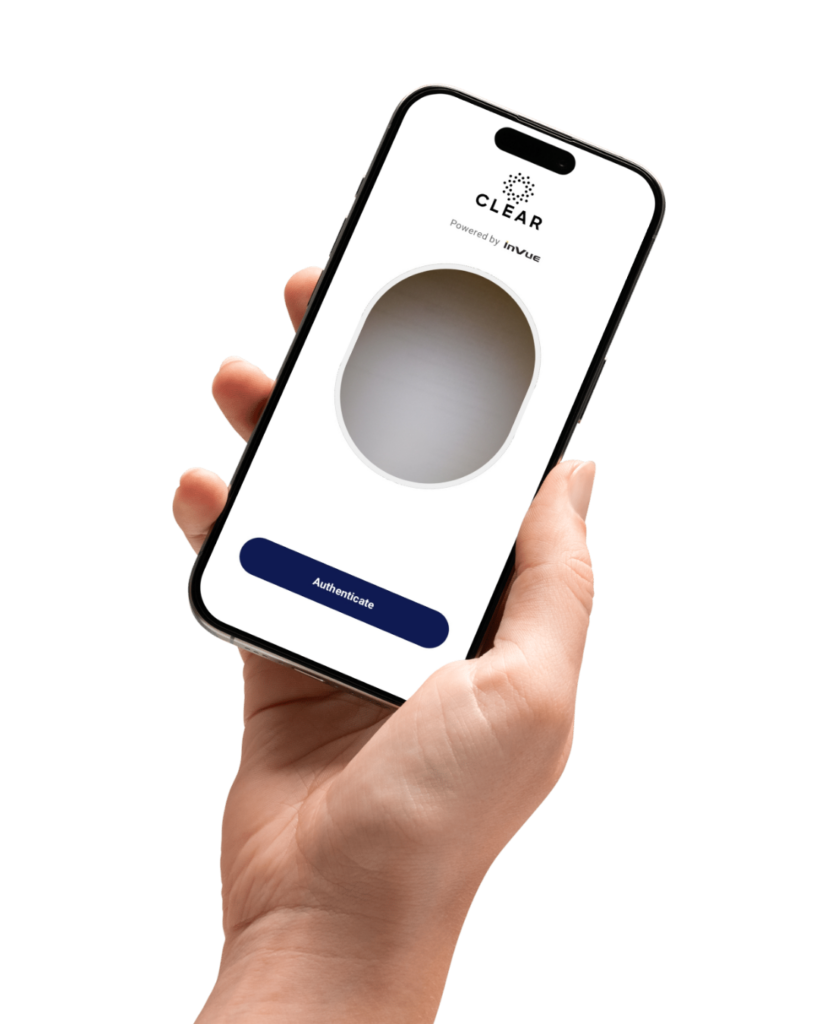 Mão segurando um celular que exibe a tela de verificação de identidade do CLEAR, desenvolvida pela InVue para o acesso autônomo do cliente